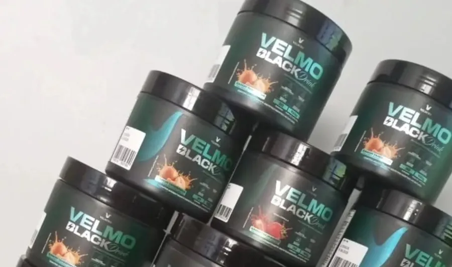 Vários potes de Velmo Black Drink empilhados, prontos para entrega