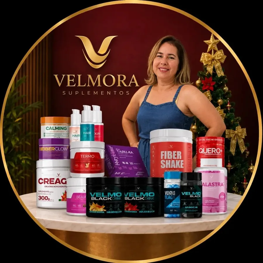 Rozeani Linhares ao lado dos produtos Velmora